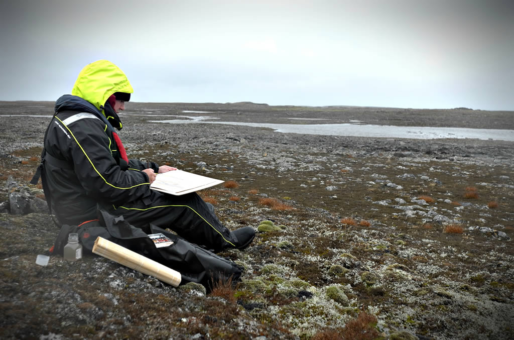 Field artist Måns Bergendal working at Forlandsletta. Photo: Lars Hansen | Bridge Builder Expeditions Spitsbergen, Voyage II, 2017.