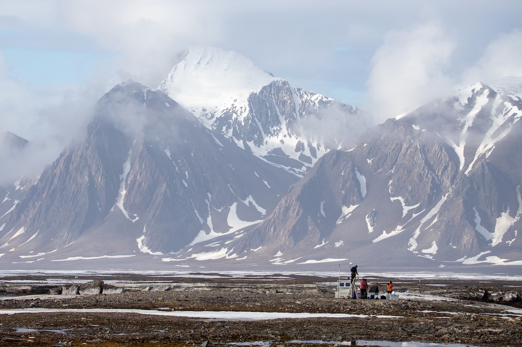 Field Station | Naturae Observatio | Martin's Eye location in the magnificent landscape. PHOTO: Matts Ekman | Bridge Builder Expeditions Spitsbergen, VOYAGE V, 2020.