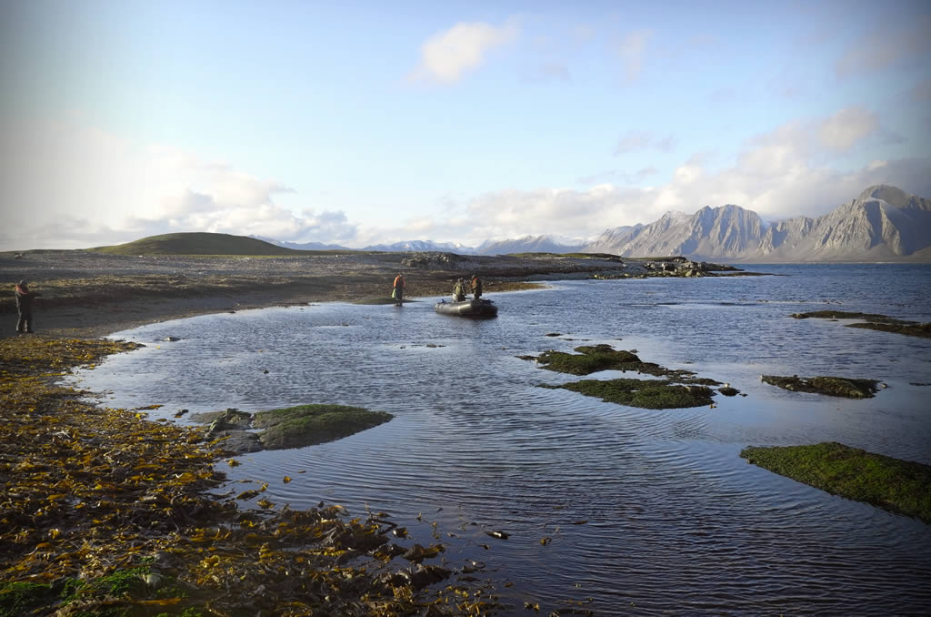 Landing on Nordøya, one of three small islands of the remote coastal landscape Forlandsøyane, situated west of Spitsbergen on 6 September 2018. PHOTO: Lars Hansen | Bridge Builder Expeditions Spitsbergen, Voyage III, 2018.