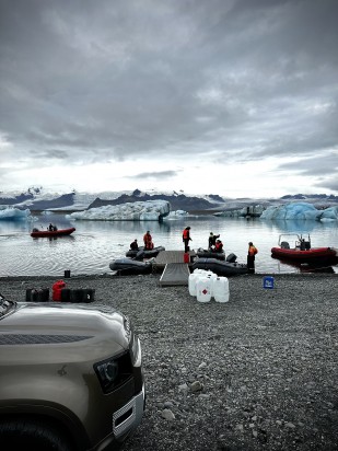 THE FIELD STATION SOLANDER’S EYE | Breiðamerkurjökull | The Glacier Lagoon, Iceland.  |  Updating and maintenance involve the transport of humans and material. First morning at Glacier Lagoon on the way to Solander’s Eye. Great collaboration with the local boat company.