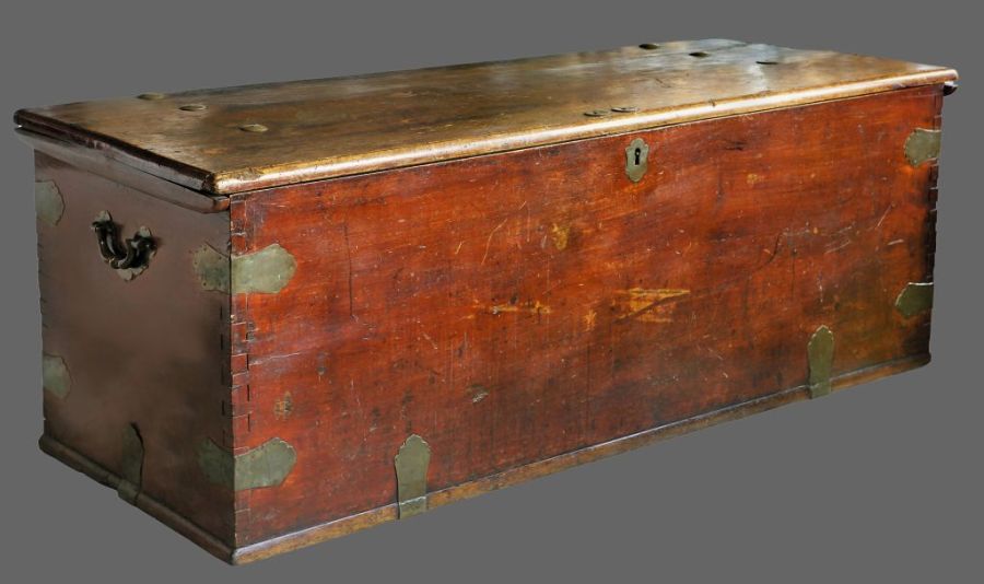 Linnaeus apostle Pehr Osbeck’s (1723-1805) well-preserved wooden chest. | The corners are reinforced with decorative brass fittings; the bottom is reinforced in the same way. The chest can be lifted with the help of two strong handles of cast brass mounted on the ends with fittings of sheet brass. The upper edge of the chest is grooved, and the lid is tongued so as to slot neatly into place. Exact measurements of the chest are 159 cm x 62 cm, and the height, including the lid, is 59 cm. Its shape is perfectly straight, and the sides have dovetailed corners. No joints on either lid, side or bottom are made from mahogany wood, 2.5 cm thick. Photo: The IK Foundation, London, UK (Private ownership).