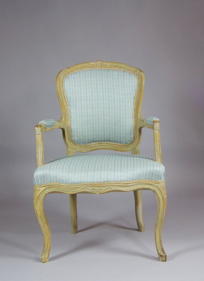 This wooden armchair dating ca 1750s-1780s, painted in a greyish yellow colour and upholstered with a printed cotton fabric, is similar to the listed armchairs at Christinehof manor house in 1758. Some of these chairs were also painted in a yellowish shade, but described to be upholstered with linen from Helsingland, French linen, or only with linen or damask fabric. (Courtesy of: Nordic Museum, Stockholm, Sweden. Skanm.0187337, six identical chairs in the collection. Digitalt Museum).