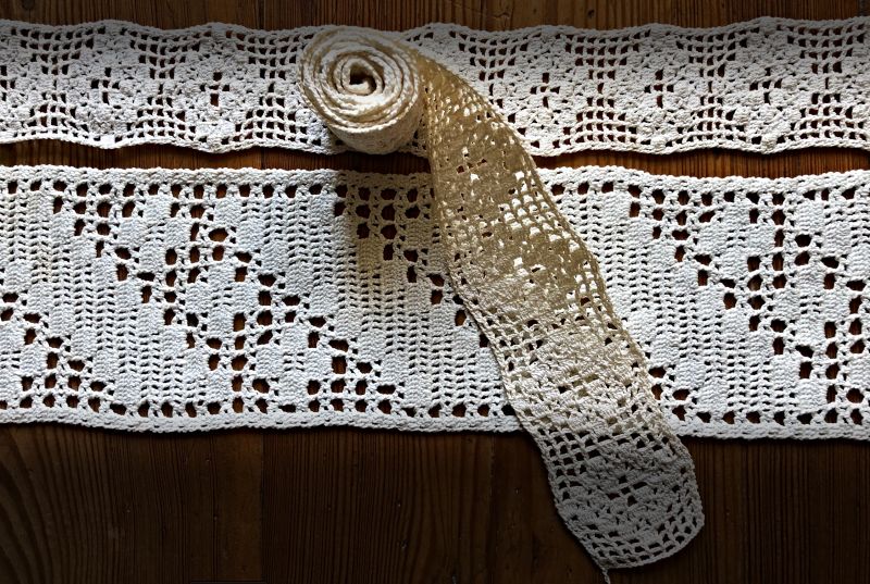 Examples of crochet lace circa 1900. The repetitive ornamentation made it a particularly suitable handicraft for all sorts of occasions. Several metres of the same design were useful for home furnishing and fashionable clothing alike. Keeping the crochet lace rolled up during work when the lace was crocheted from side to side seems to have been a common practice. This is also clearly visible in the photograph below. (Private ownership). Photo: Viveka Hansen, The IK Foundation.