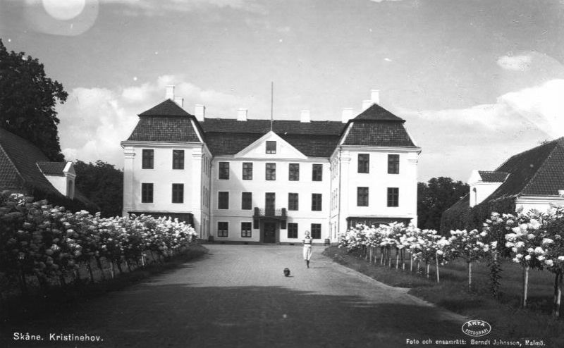 This photo taken about 170 years after (1930s) the inventory was written, presenting a similar view of the manor house. The first floor being the main residence for the family and the inventory in 1758 gives quite a clear picture for the exact location of various rooms. For instance the ‘Countess’ Wardrobe’ was situated in the left wing at the window to the right, whilst the ‘Count’s Wardrobe’ was situated in the right corner of the right wing. (Courtesy of: Malmö Museum, Sweden. No. BJ001306, photo Berndt Johnsson).