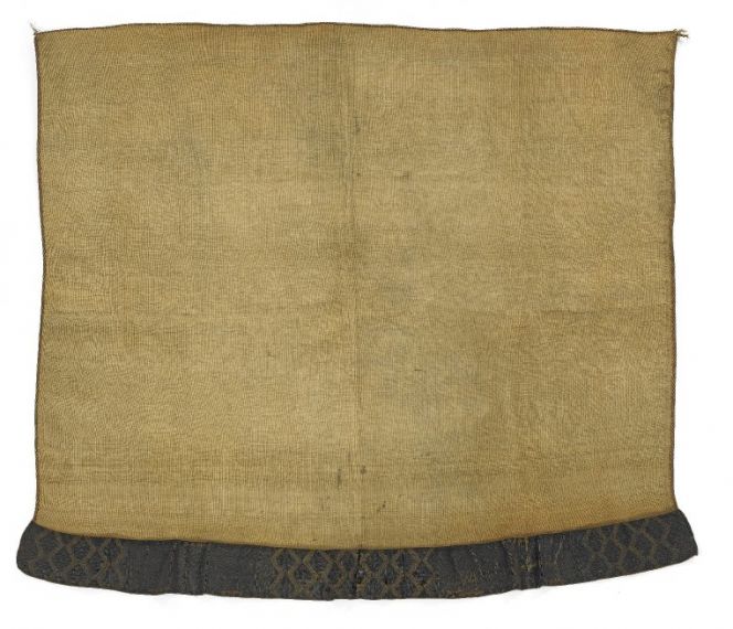 Finely made cloak, in a weft-twining technique from New Zealand flax (Phormium tenax). The exclusive garment, intended for a man of high social status was acquired around 1770. At the time as Joseph Banks and Daniel Solander stayed in New Zealand along with James Cook and the rest of the travelling group, or during Cook’s second or third voyages in the same area. Notice that this cloak differs slightly from the garments worn by Joseph Bank and the New Zealand warrior on the portraits above. Furthermore, at least 40 Maori capes of that kind with or without dog fur details, and maybe more, were transported to Europe from Cook’s circumnavigations. (Courtesy of: The British Museum, no. Oc,NZ.137. ‘Cloak (kaitaka) of the patea type’. Collection Online).