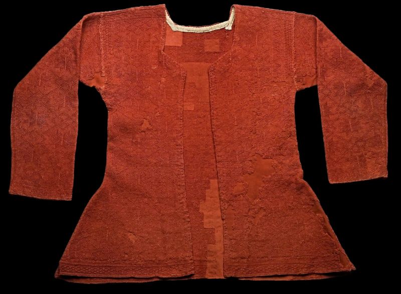 The women’s clothes varied more between the parishes, but Osbeck could also see fashions become more personalised with individual ideas of how different fabrics were combined to the best effect. They were mainly dressed in linen shirts, skirts made of broadcloth, and woven ribbons, and some wore silk scarves around the neck, sheepskin skirts in winter, red knitted jackets, white linen aprons and blue cotton cloth on the head. This knitted jacket of an 18th century model is an excellent example of the finely developed knitting traditions in the province. Notice the ornamental star motifs within a latticework on the single-coloured jacket. According to the museum catalogue card, this particular garment had been made and initially used around 1750 to 1779, Årstad district, Halland province. (Courtesy: The Nordic Museum, Stockholm. NM.0134914. DigitaltMuseum).