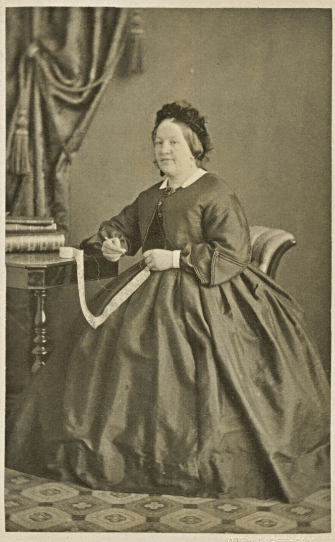 Studio portrait of a lady by the photographer Wilhelmina Lagerholm (1826-1917) in Örebro, Sweden. (Courtesy: Uppsala University Library, Sweden. Alvin-record: 92638. Public Domain).