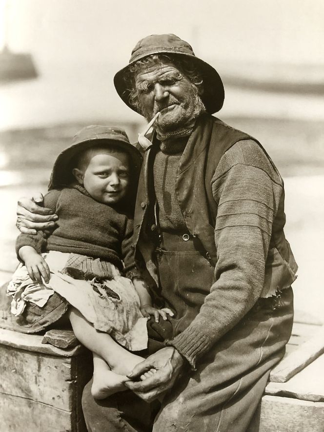  The fisherman John Robert Storr and his grandson wore knitted woollen gansey in 1884. Thanks to the tireless work of Frank Meadow Sutcliffe (1853-1941), who photographed the fishing population of Whitby during the period from about 1880 to 1910, there is today an extensive collection of depictions of knitted ganseys. (Courtesy: Whitby Museum, Photographic Collection, Sutcliffe E.17. Whitby Lit. & Phil.).