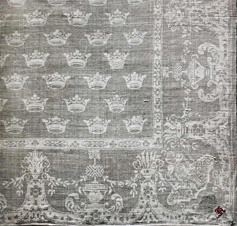 None of the listed linens in the 1766 document has been possible to trace; some may be preserved in private collections, but if so, it is unknown where. However, this damask linen napkin, woven at the Flor Linen Manufacturer during the second half of the 18th century, is an interesting comparison. Even if this particular napkin once was part of the Royal household, due to the interwoven blue crown, still visible even if faded today, the Piper family was a frequent customer at this Swedish linen manufacturer. A matter described in earlier essays, see sources, researched via inventories, correspondence, shares, etc., kept within the Piper Family Archive. (Courtesy: The Nordic Museum, Stockholm, Sweden. NM.0240780. DigitaltMuseum).