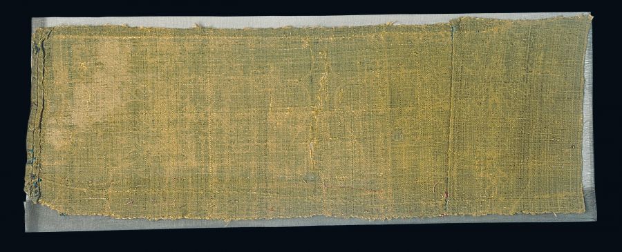 Italian gold and silk brocade – a quality which has lost some of its former glory due to its darkened membrane gold – probably part of a chasuble or cope in the Medieval St Petri church. The fabric was woven in the 15th century. Photo: The IK Foundation, London.