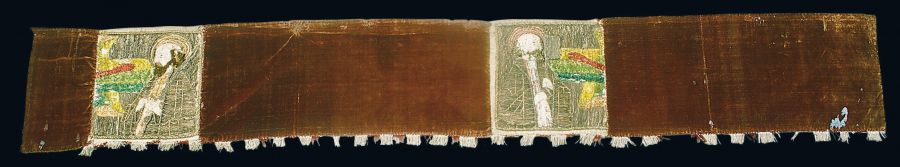 This brownish fabric – originally red in colour and part of an altar cloth dating from circa 1500 – is a good example showing that velvets could also be plain in structure. Additionally, the Apostles – Paul to the left with his attribute “the sword” and Peter to the right with his “keys” – are depicted in traditional silk and gold laid work. Biblical motifs in embroidery connected to the Medieval textile collection of St Petri church, will be the theme for the next essay in this series. Photo: The IK Foundation, London.